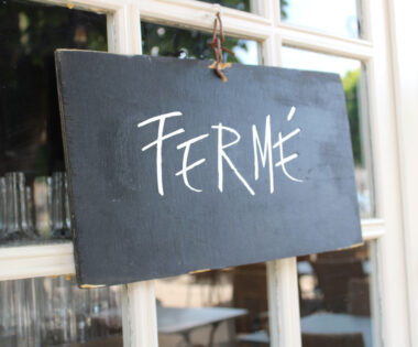 Pancarte fermé sur la porte d'un restaurant
